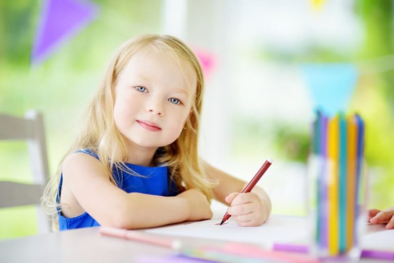 Bild zeigt Mädchen, das mit der linken Hand einen Stift hält