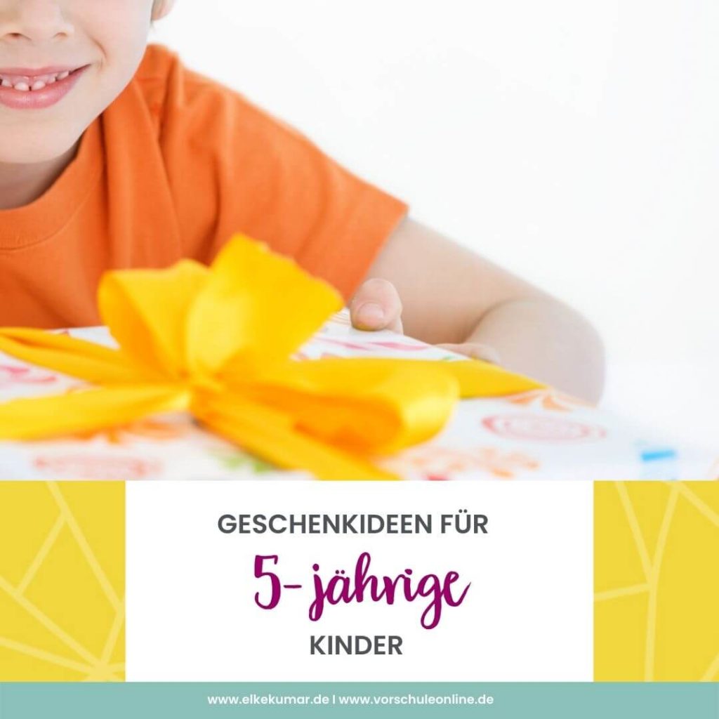 Bild zeigt Jungen mit einem Geschenk